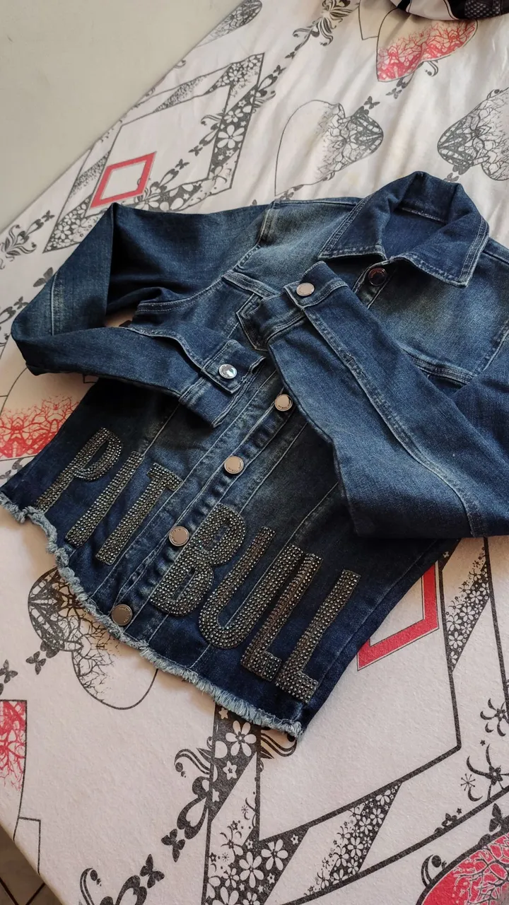 Jaqueta Jeans Pitbull com Detalhes em Strass