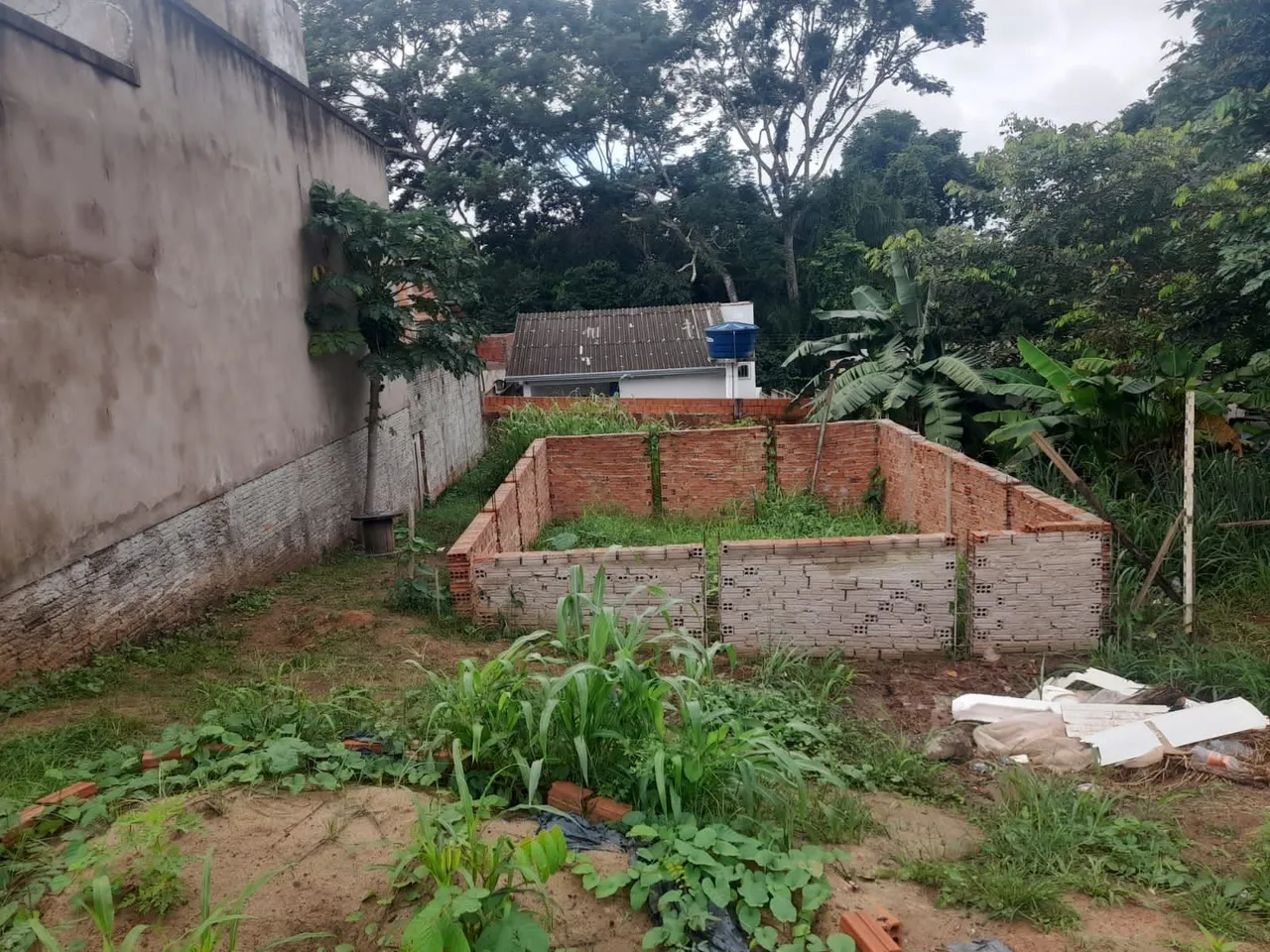 Vende-se um terreno com um começo de uma casa
