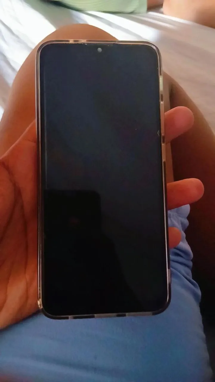 Vende - se Motorola g9 play com a película trincada