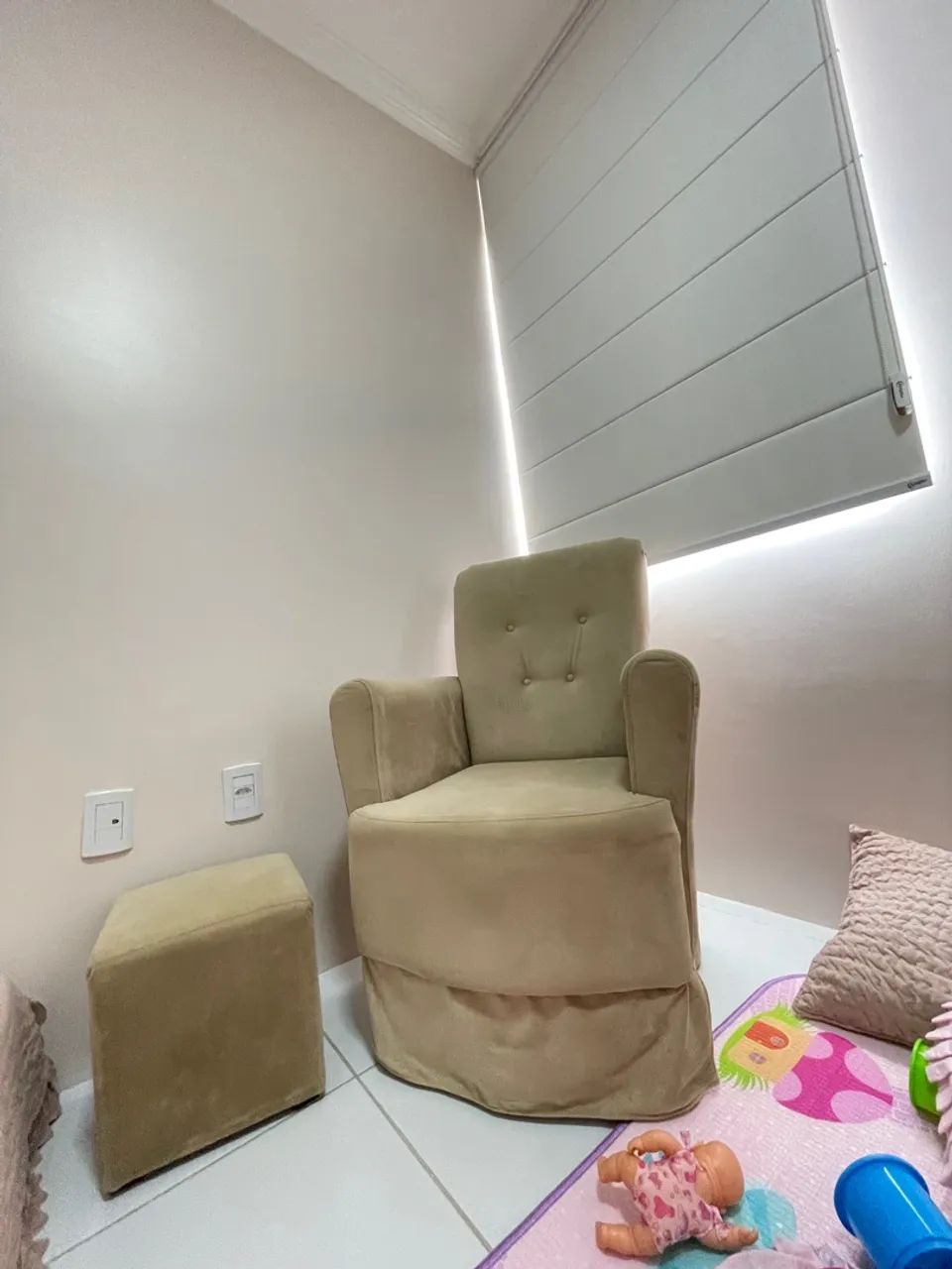 Poltrona Infantil Bege - Conforto e Estilo para o Quarto do Bebê