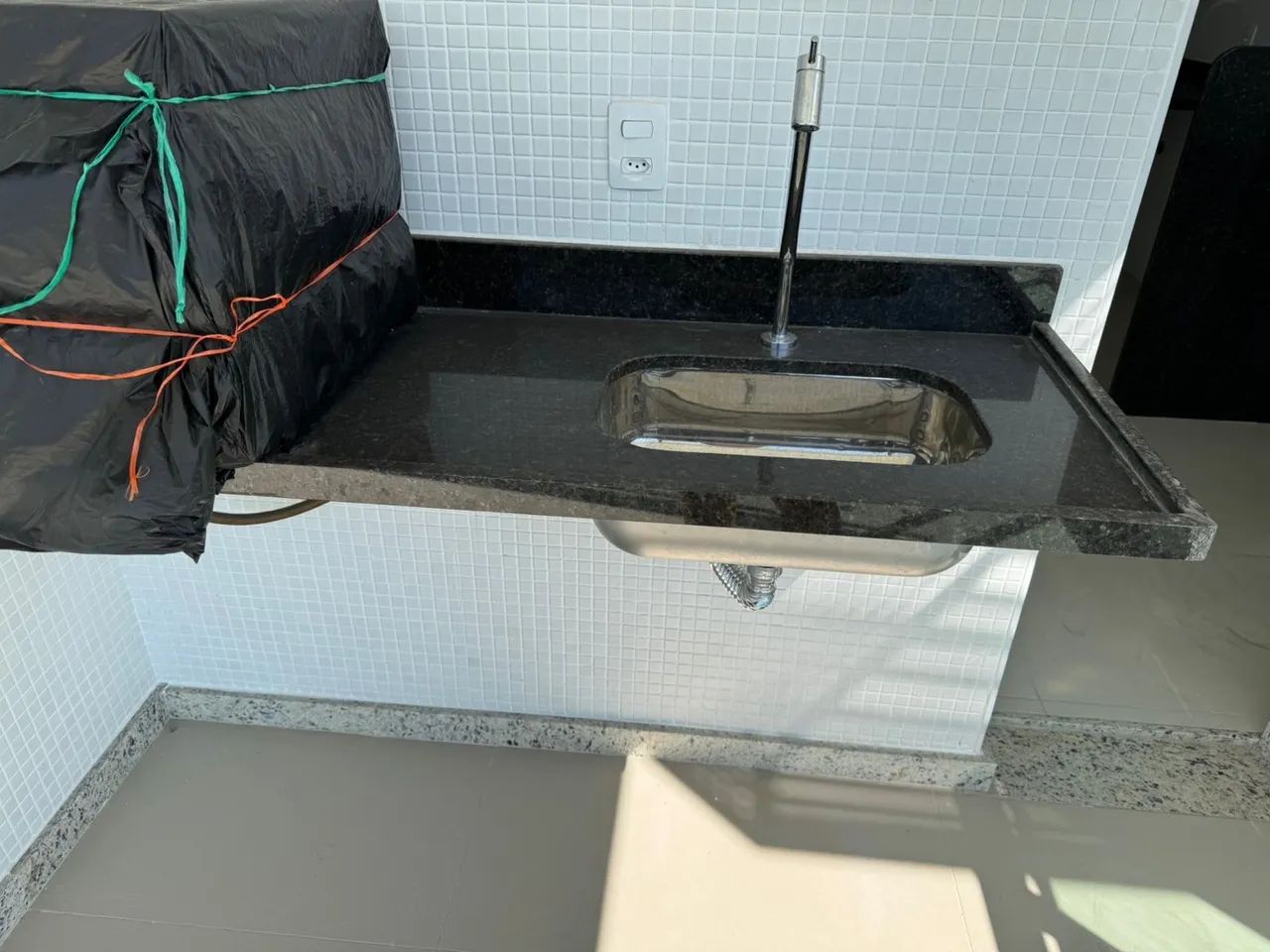 Pia de granito com cuba de inox