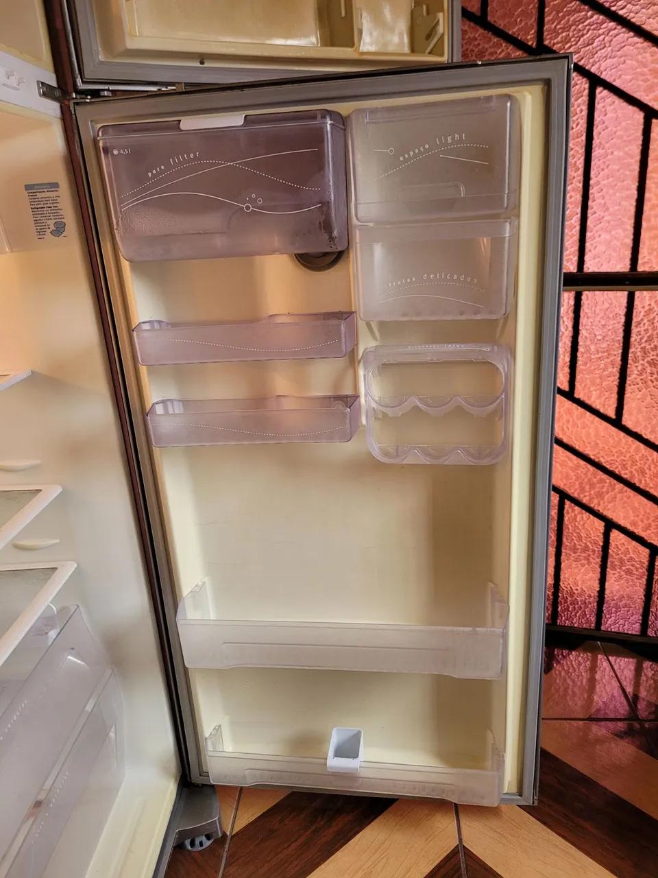 Geladeira com Compartimentos e Gavetas Internas