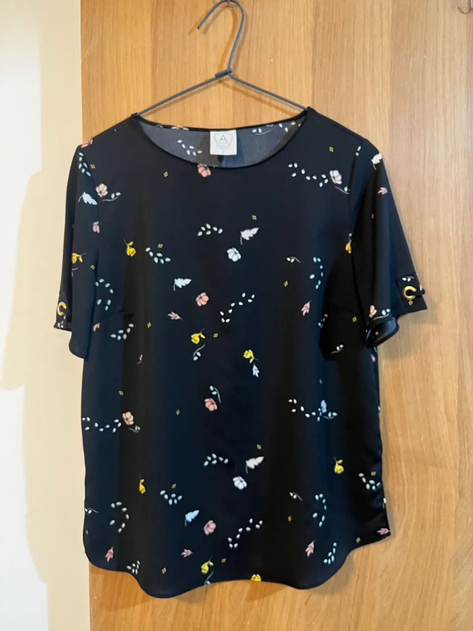 Blusa preta com estampa floral