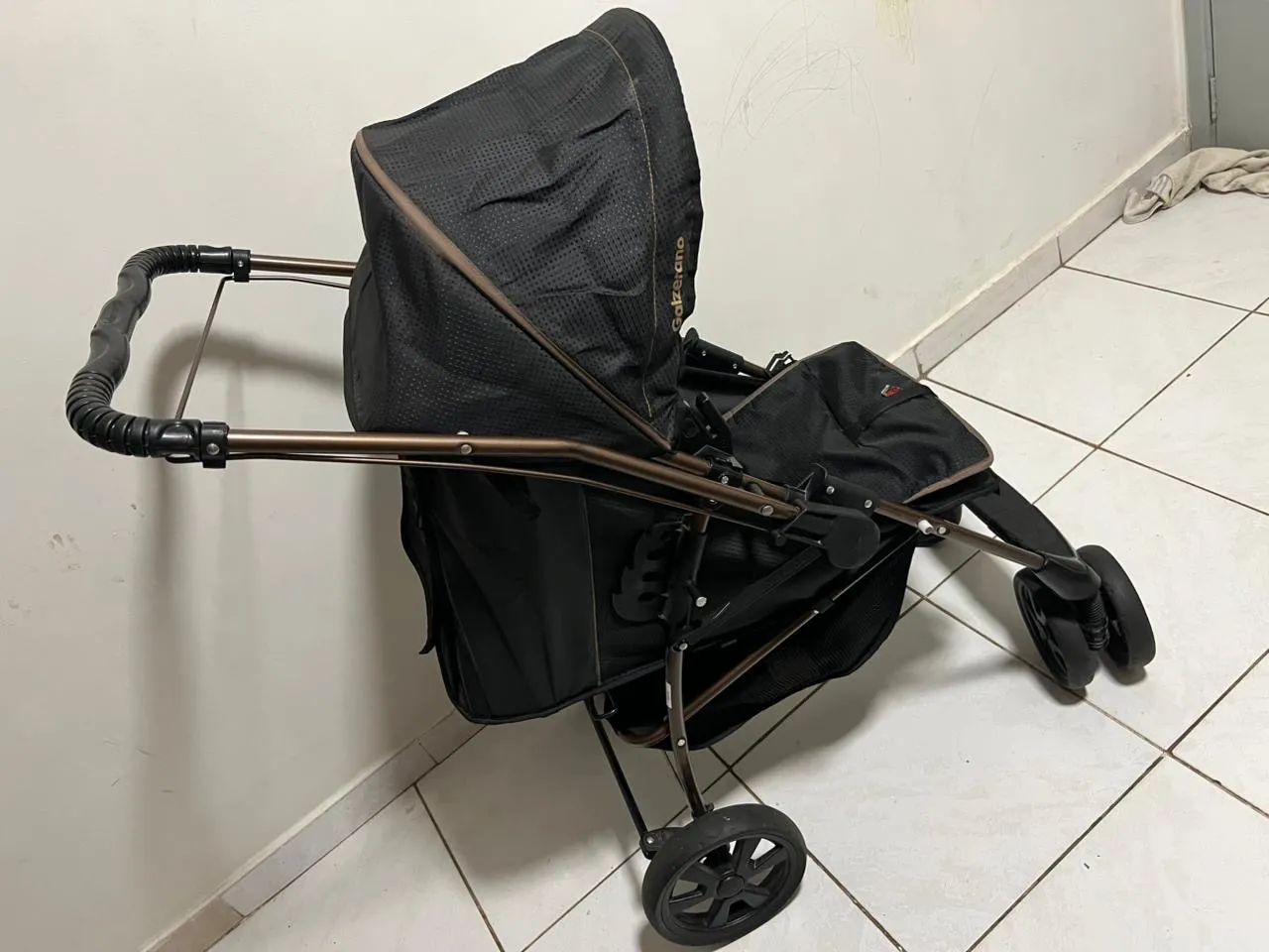 Vendo carrinho de bebê com cadeira Galzerano