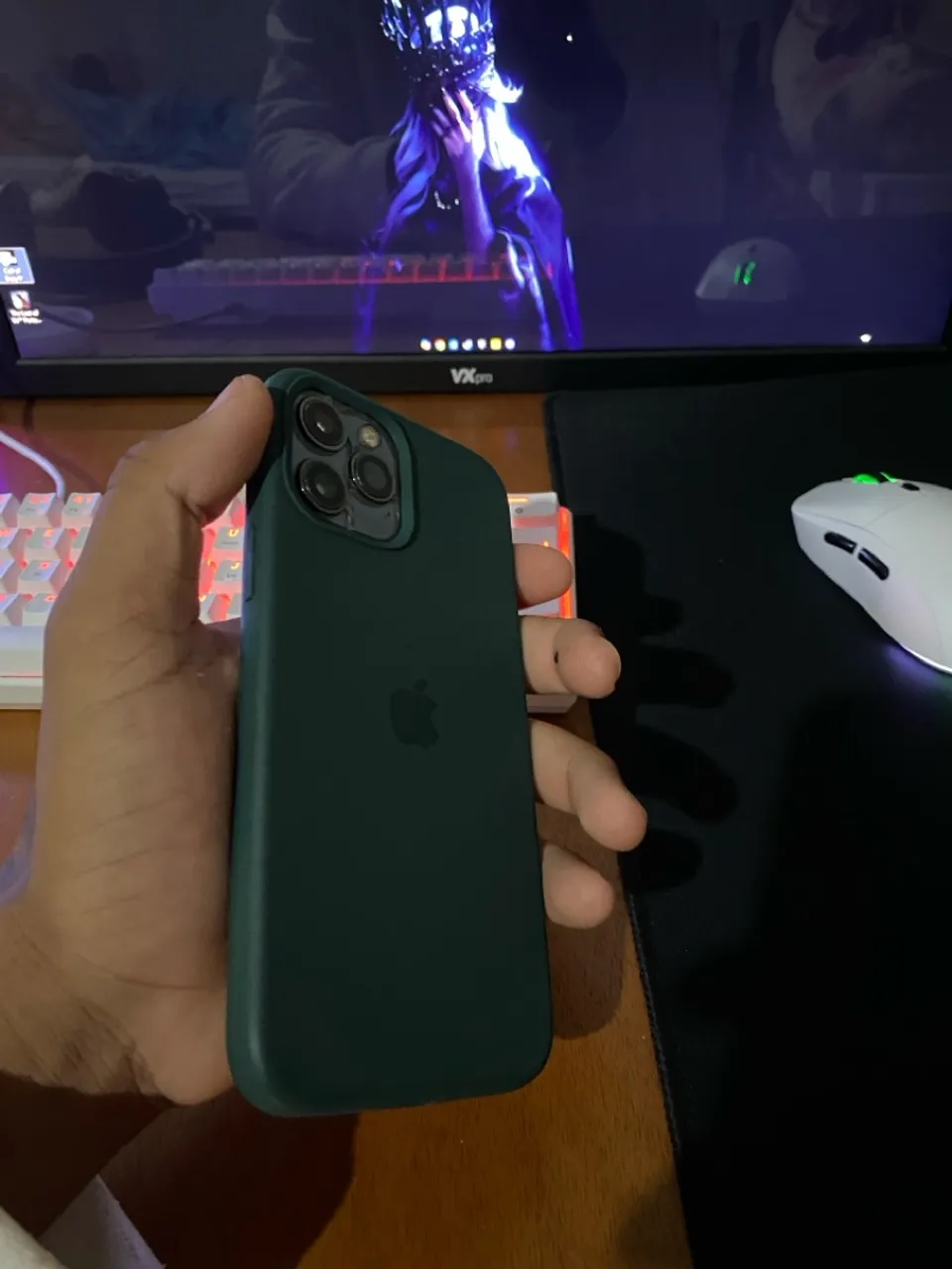 iPhone com Capinha Verde - Seminovo