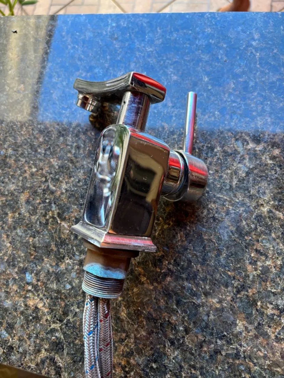 Torneira com misturador Água quente e fria - Foto 2