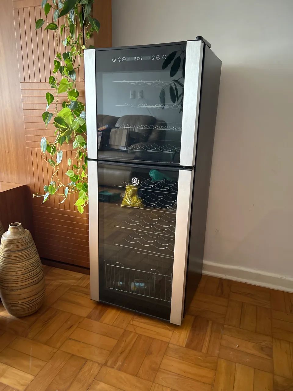 Adega geladeira de vinhos com duas portas GE - Foto 3