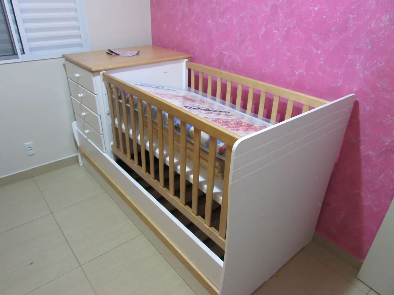 Berco Bicama com cômoda 4 gavetas madeira maciça branco com amêndoa  - Foto 4