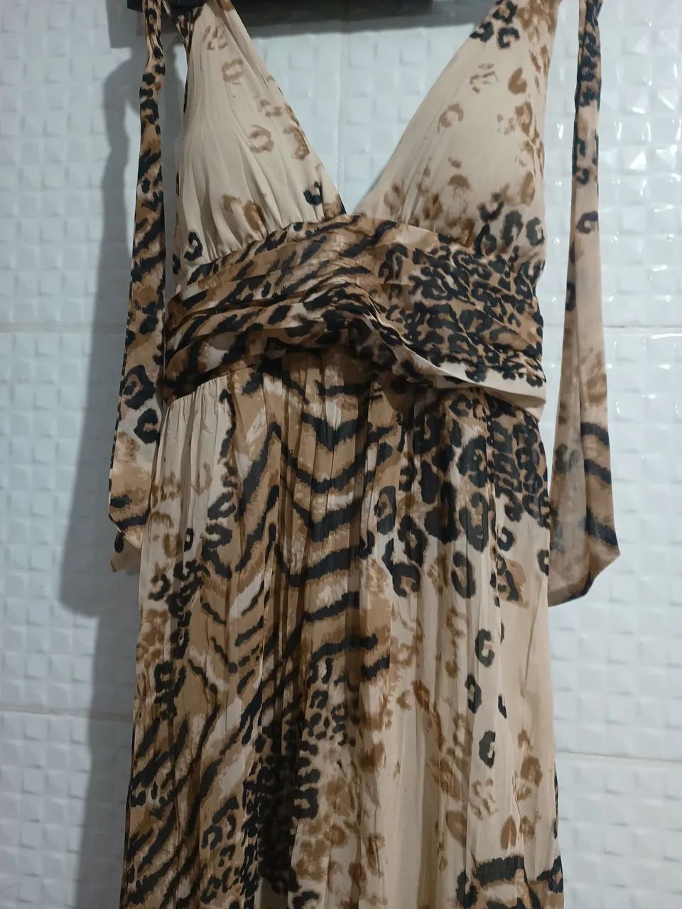 Vestido lindo tipo seda amarrar no pescoço, com lastek atrás 