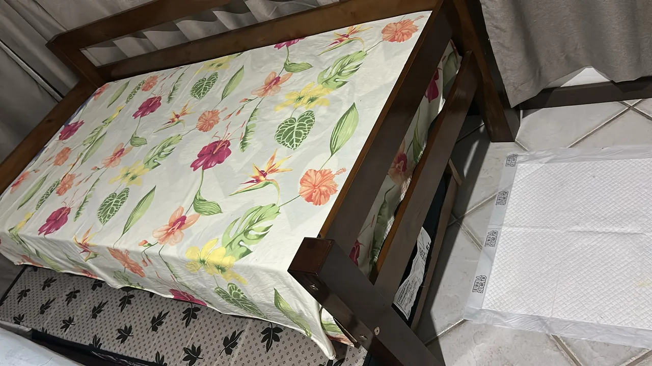 Cama de madeira com colchão floral