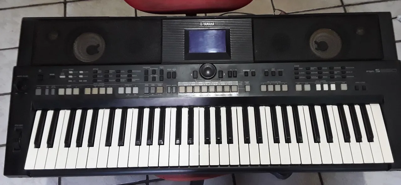 Teclado Yamaha PSR-S650 com defeito