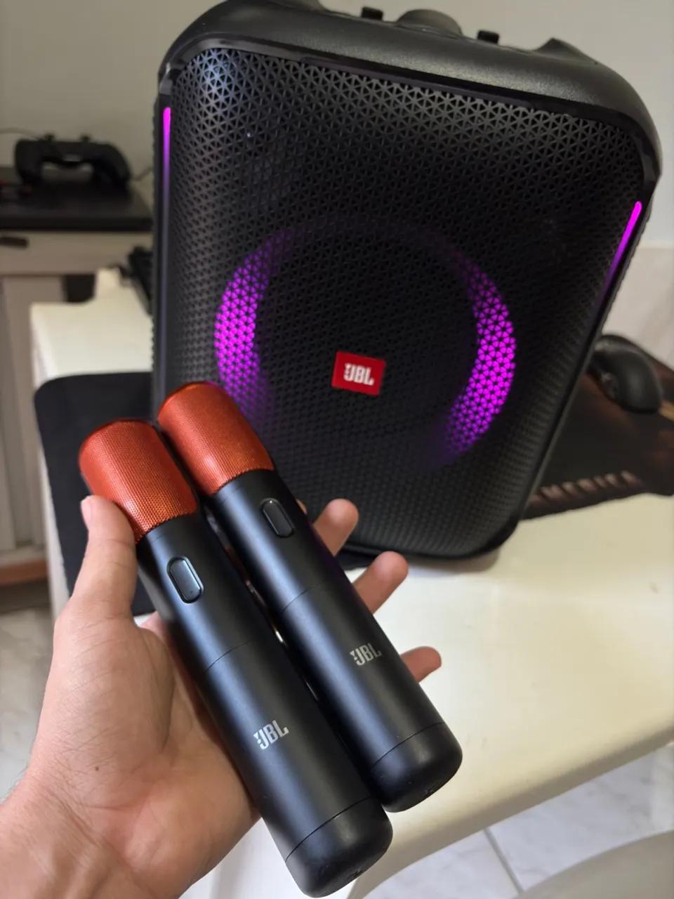 Caixa de Som JBL com Microfones Sem Fio