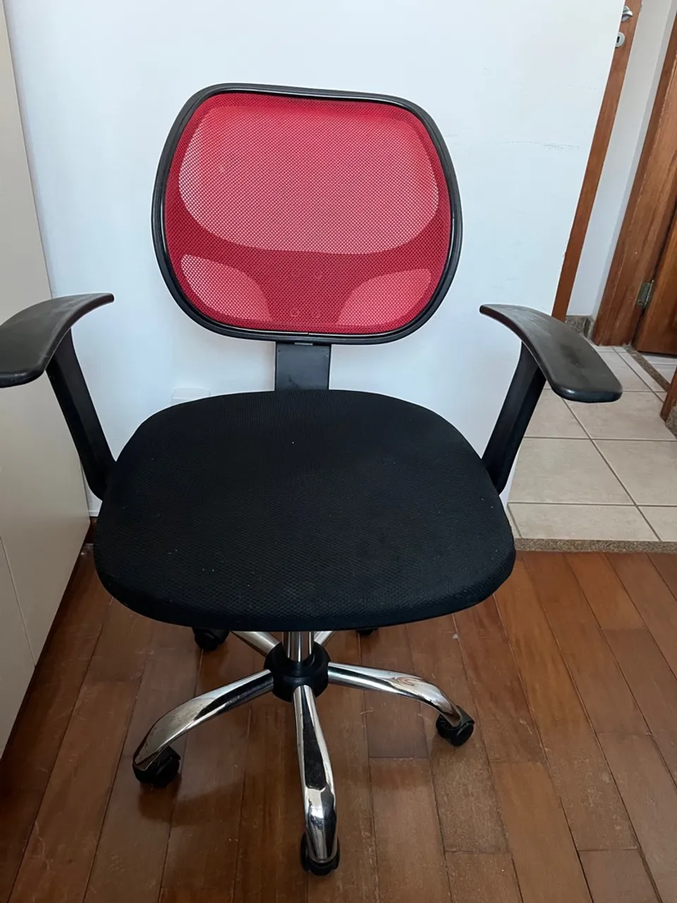 Cadeira de Escritório Confortável com Rodinhas