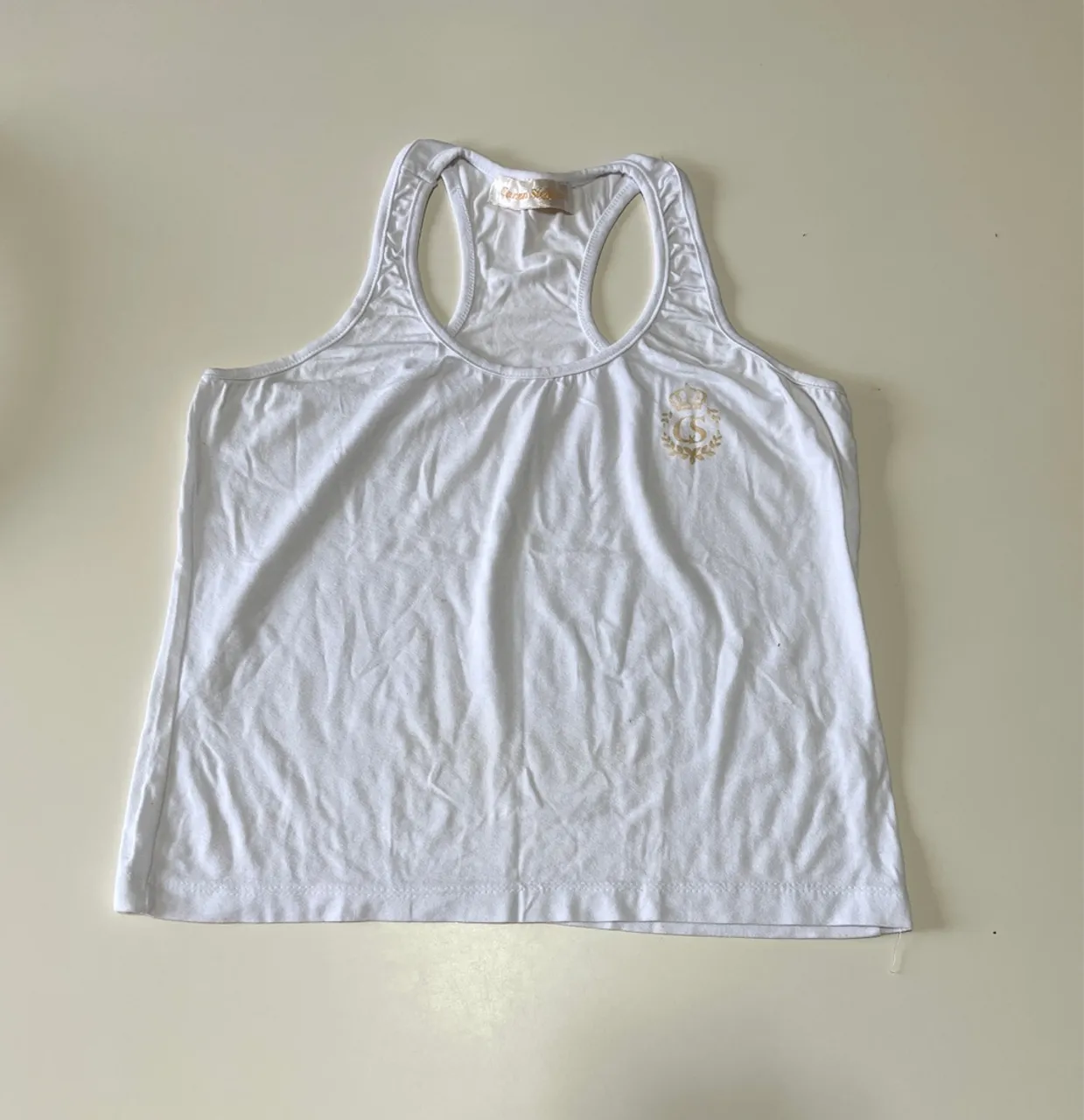 Regata branca feminina com detalhes dourados