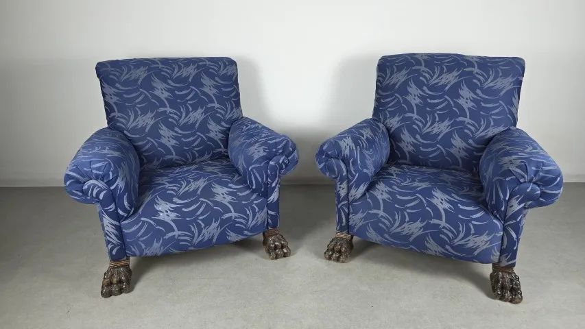 Par de Poltronas Década de 50 em madeira nobre, pés em formato de patas de Leão