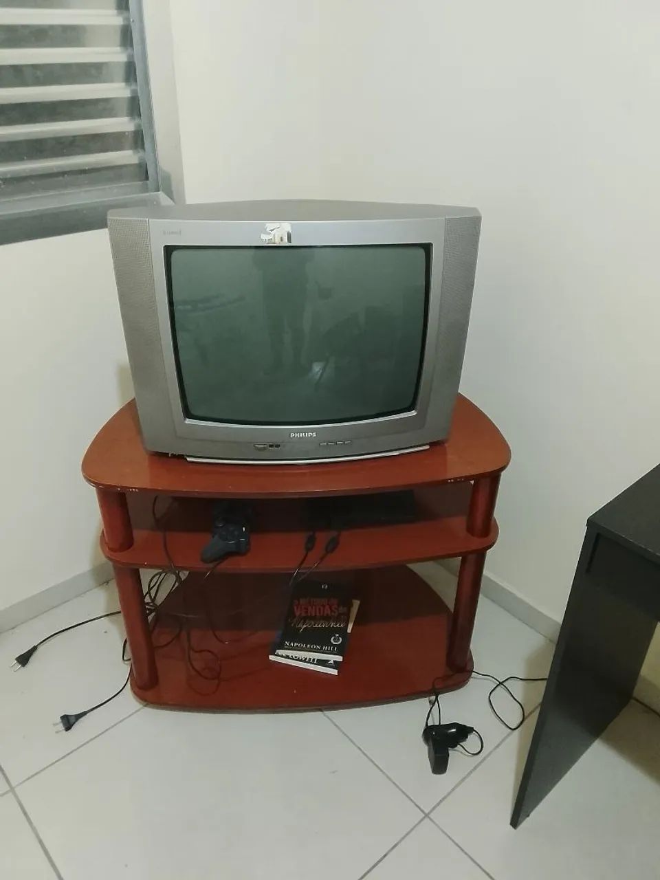 TV+rack+play2 com 2 controles novos tudo funcionando, TV com som oscilando as vezes 