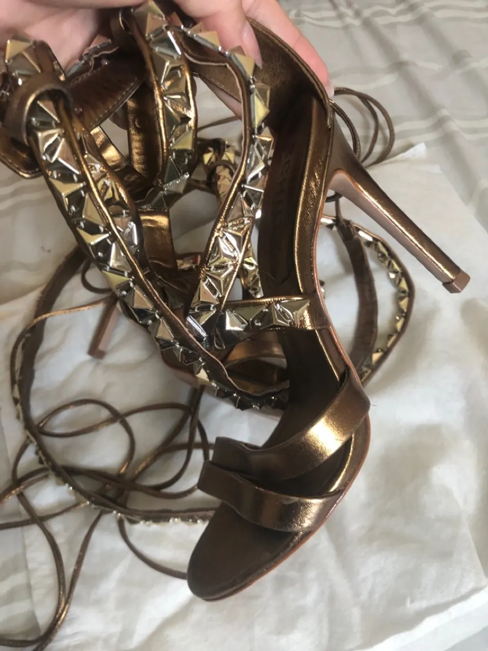 Sandália Dourada com Detalhes em Metal - Elegância e Estilo!