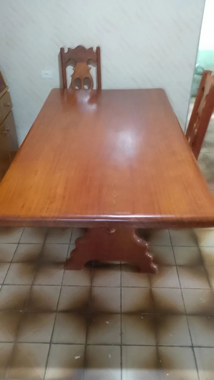 Mesa de madeira com 6 cadeiras 
