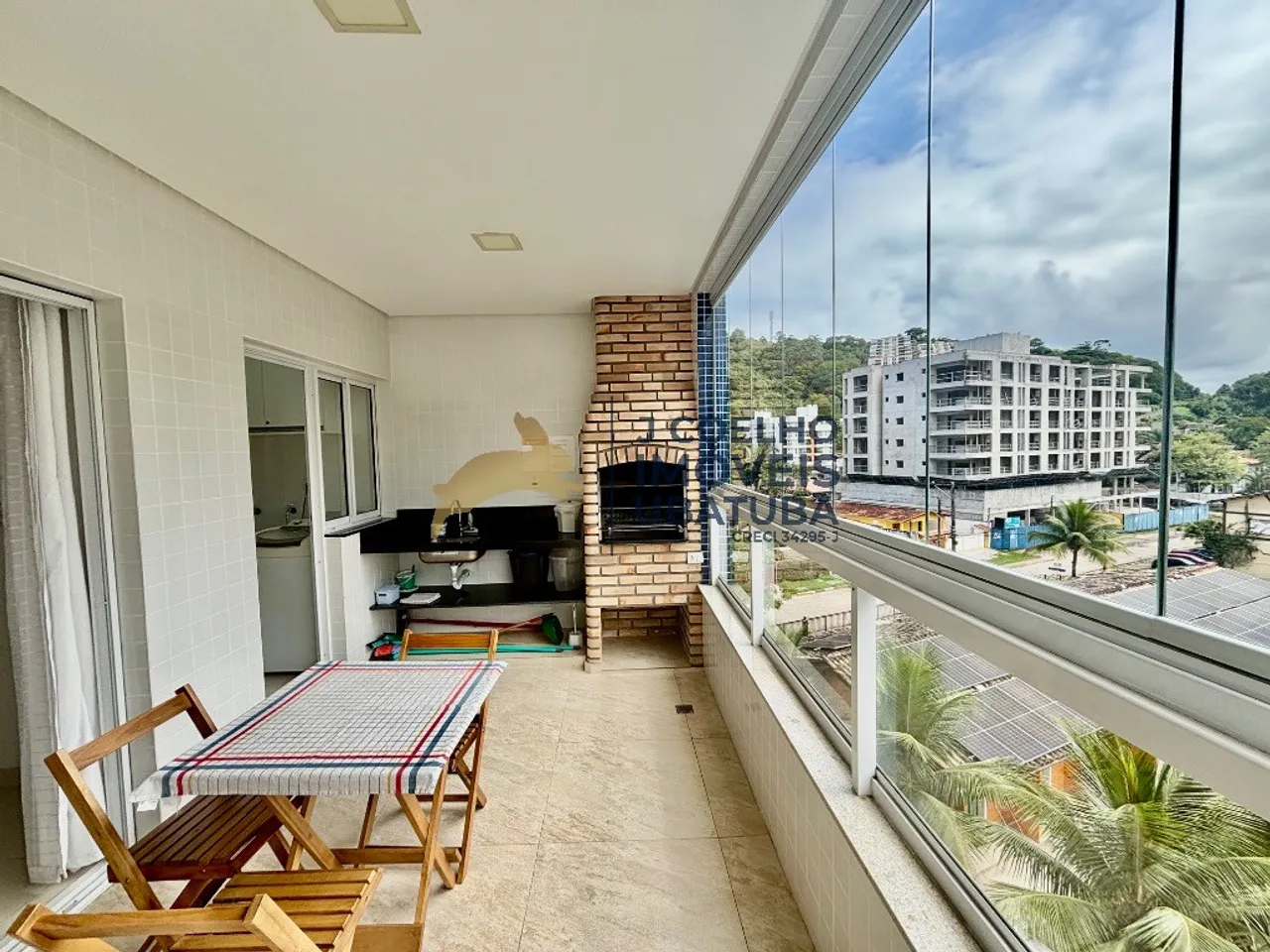 Apartamento de 2 dormitórios e varanda gourmet à venda na praia das Toninhas em Ubatuba - 