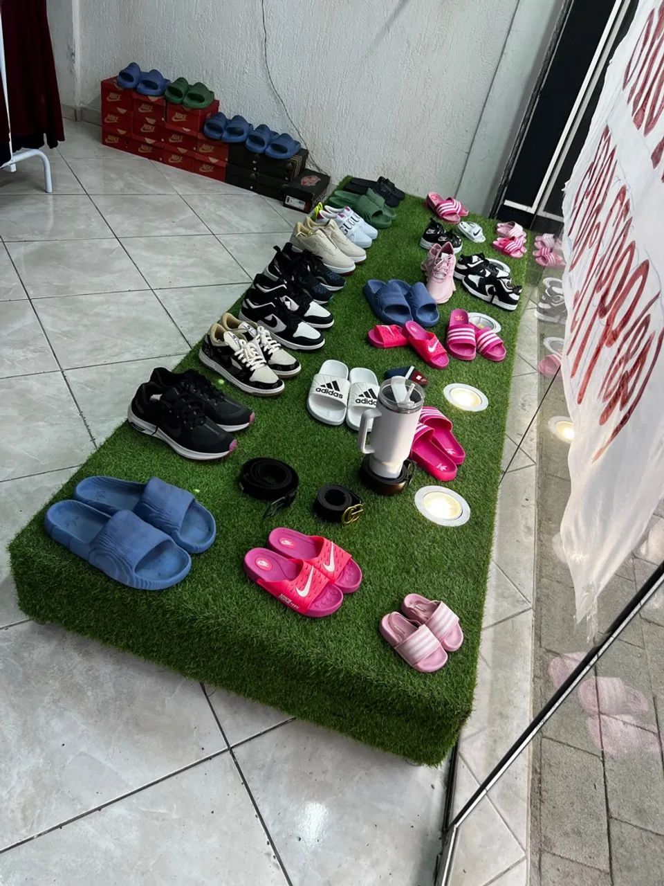 Expositor vitrine loja de sapatos roupas acessórios