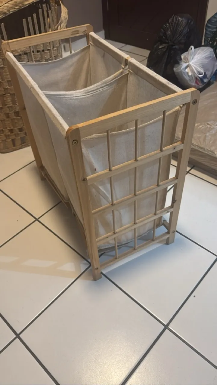 Cesto de roupa suja em bamboo e tecido
