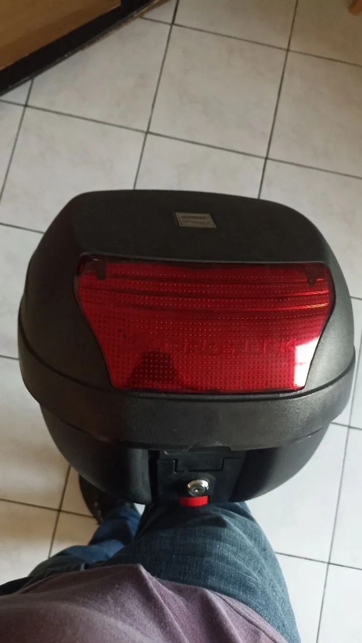 Baú para moto semi novo, marca PRO TORKcom refletor + SUPORTEde ferro pra HONDA POP 110
