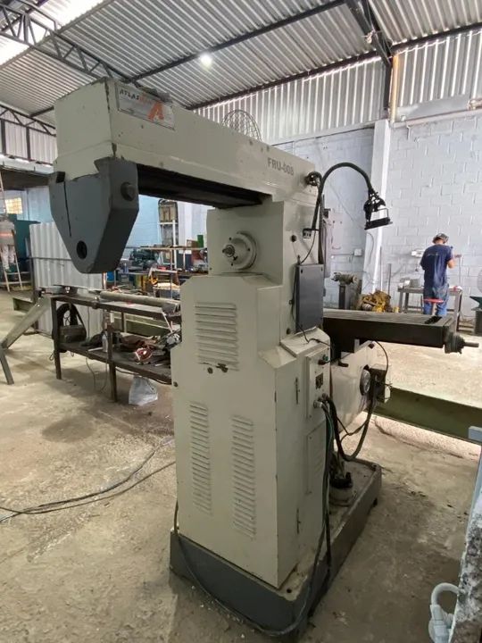 Fresadora Universal Atlas, ISO 40, automático nos 3 eixos, ano 2008, em ótimo estado. 