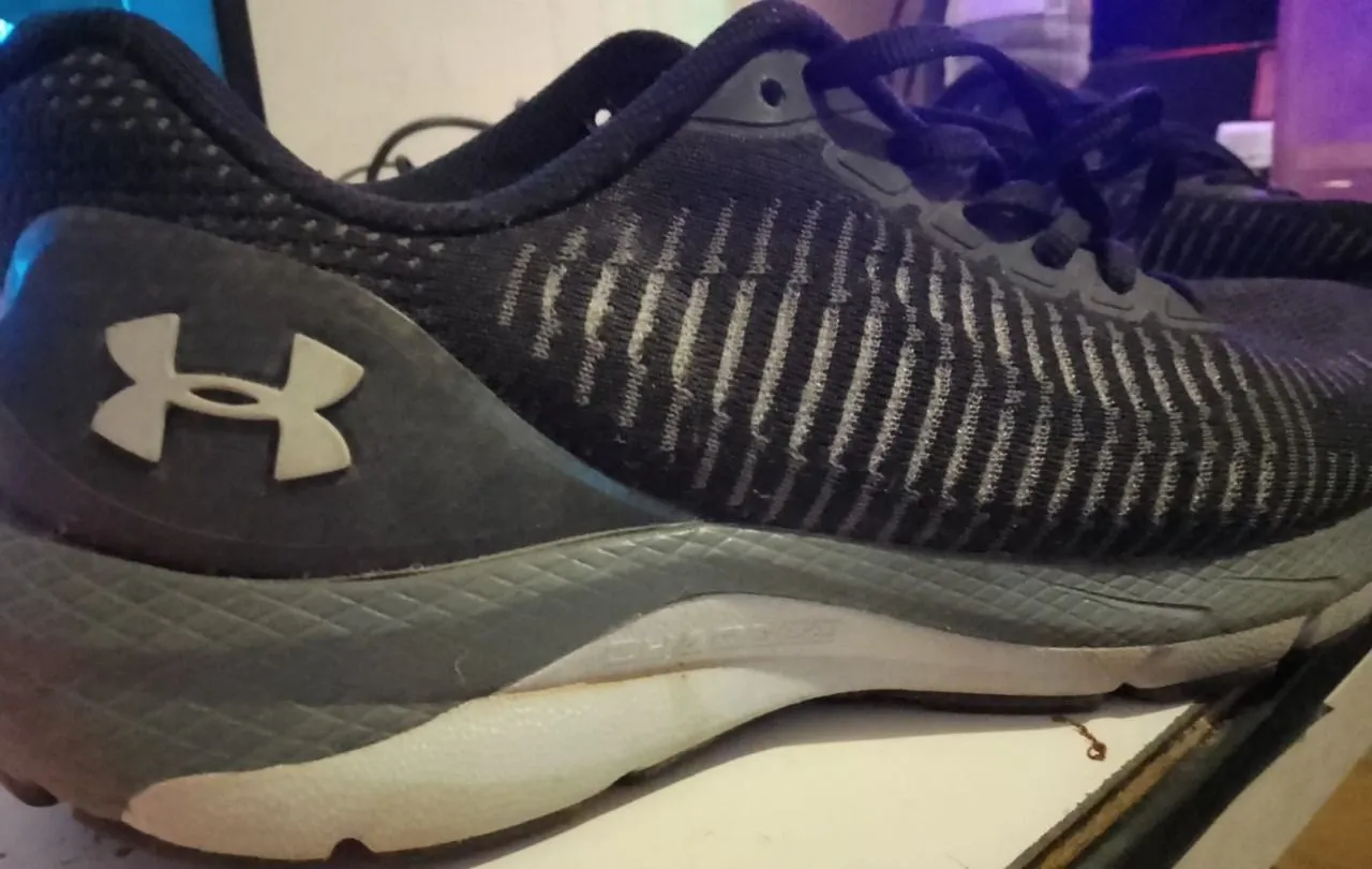 Tênis Under Armour Charged - Preto e Cinza