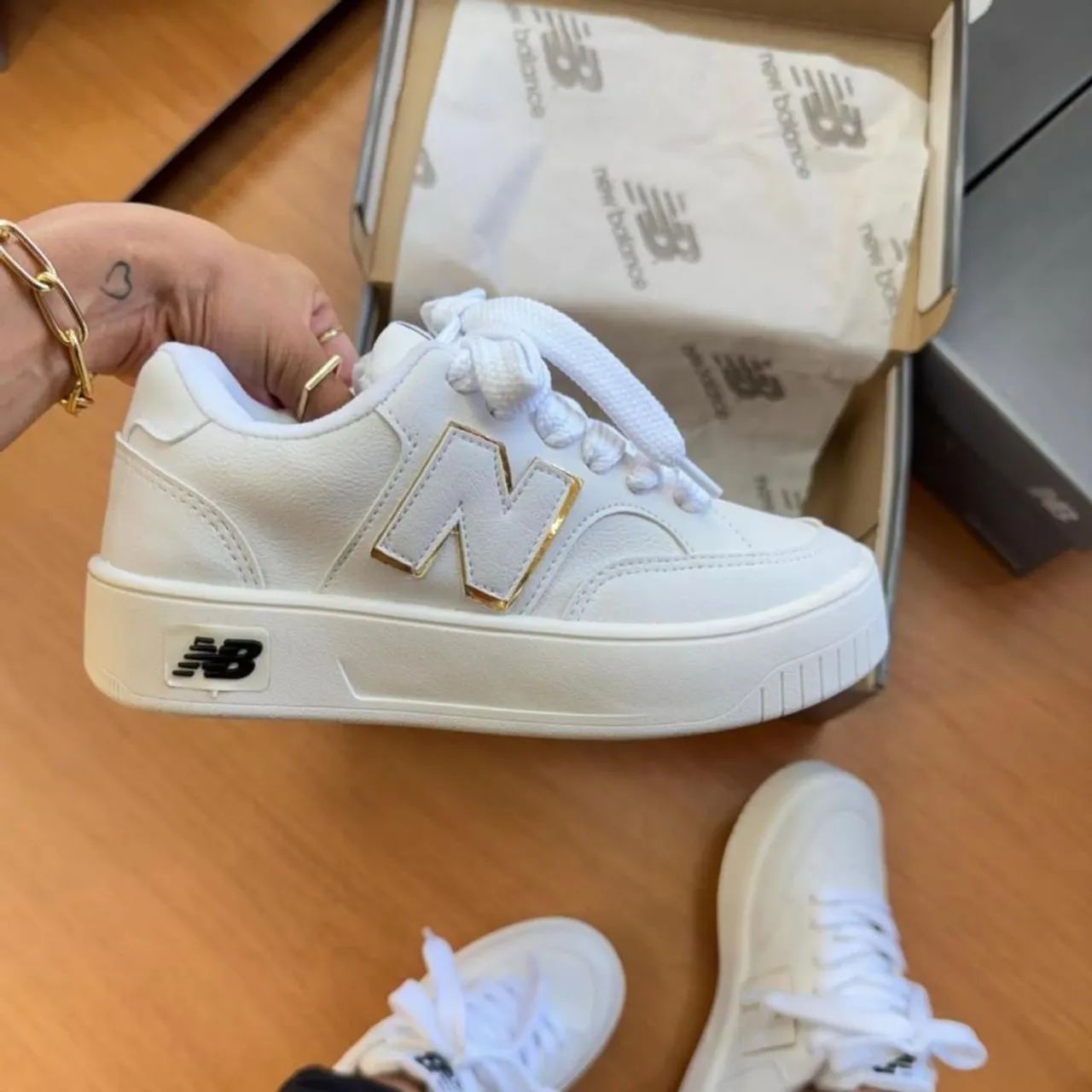 Tênis New Balance Branco com Detalhes Dourados