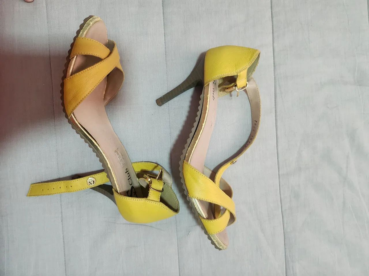 Sandália amarelo Cármen steffens - Foto 2