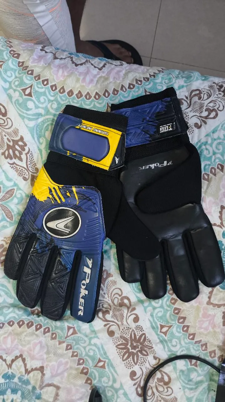 Luvas de Goleiro Poker