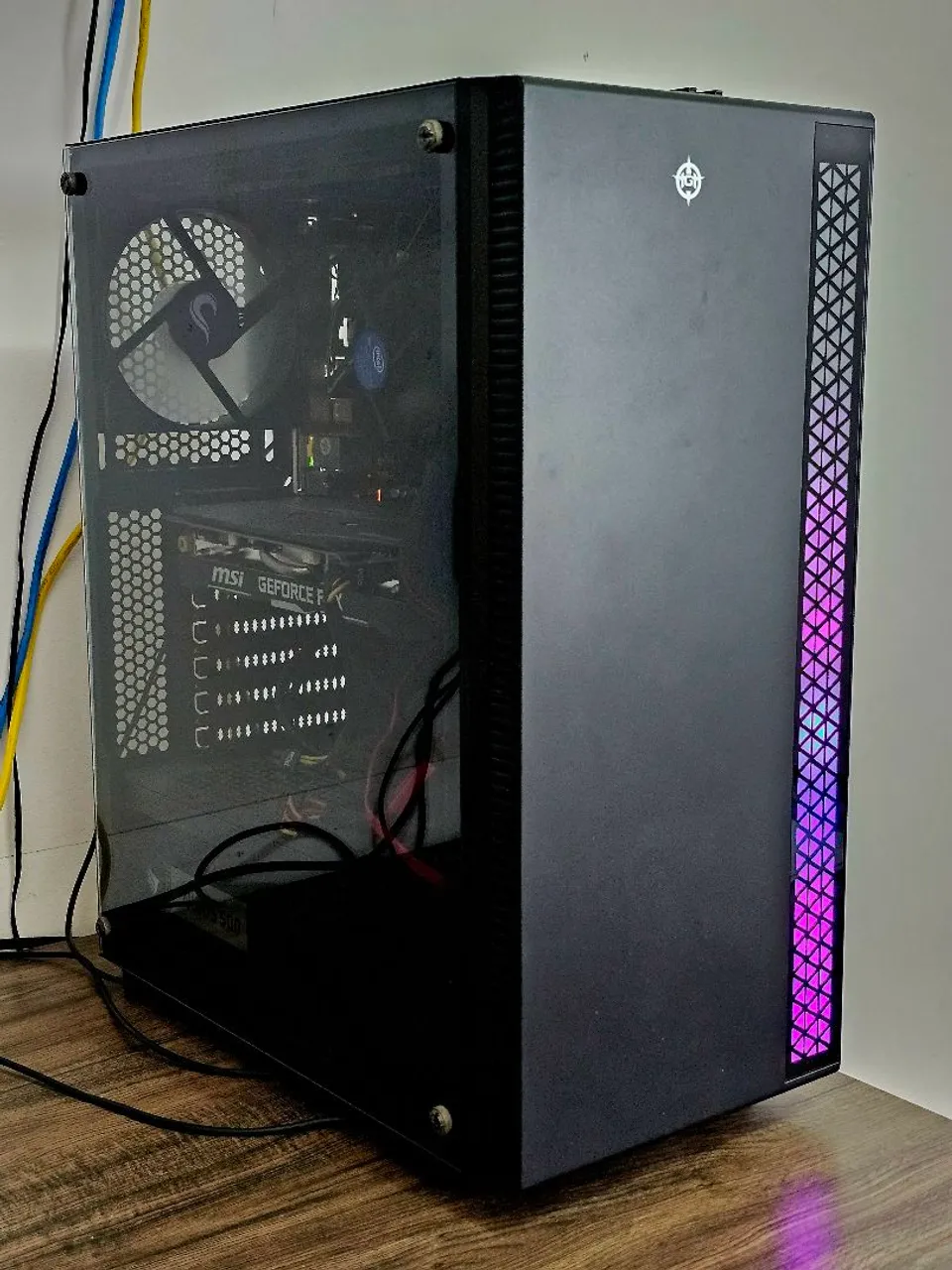 Equipamento (desktop) - Projetado para tarefas intensivas e jogos.