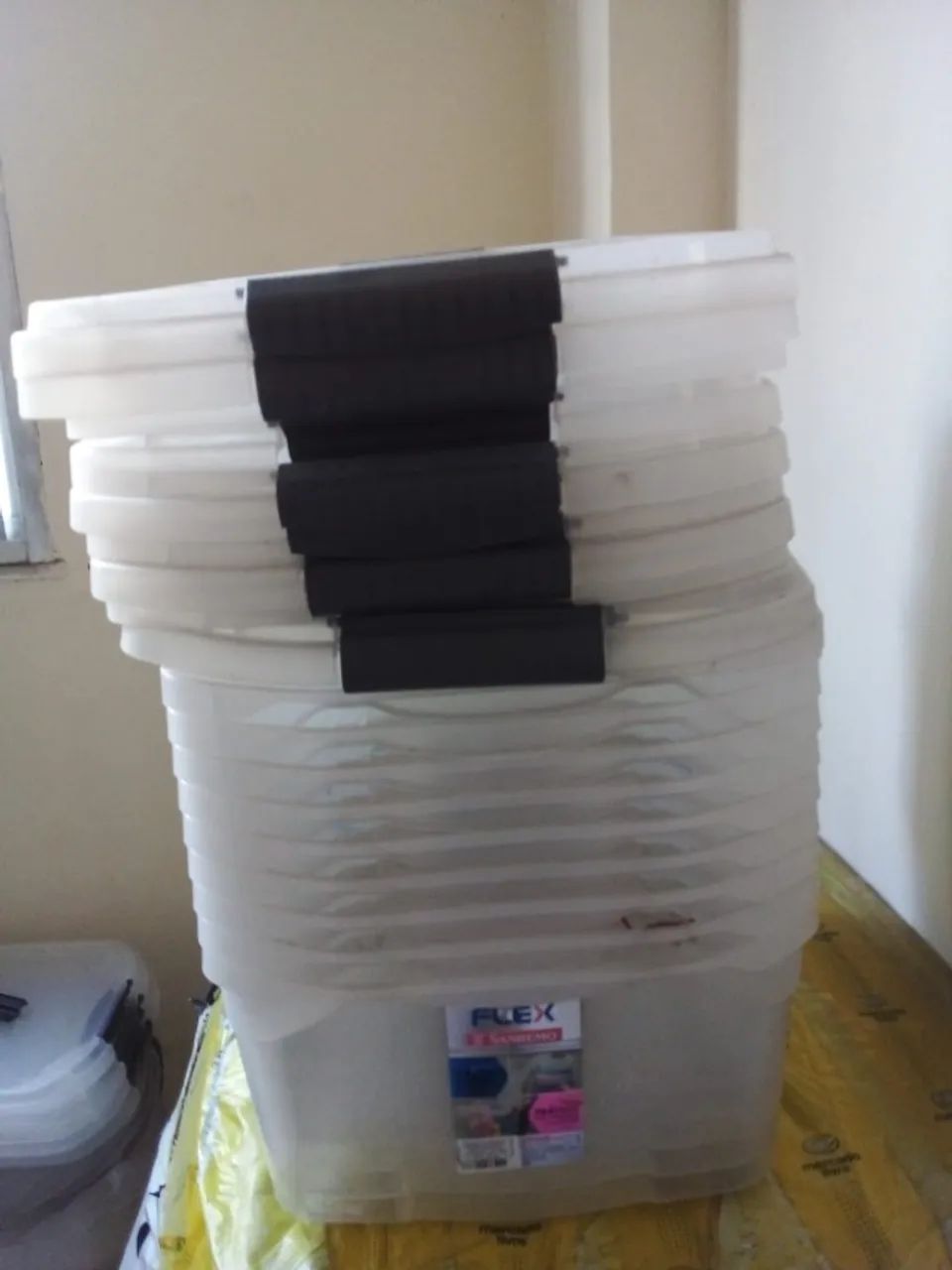Vendo  contêiner e camisas de manga e sem mangas. - Foto 3