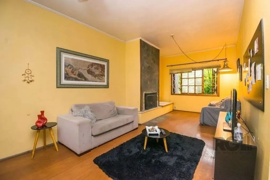 Excelente casa de 354m² com 5 dormitórios e 8 vagas.