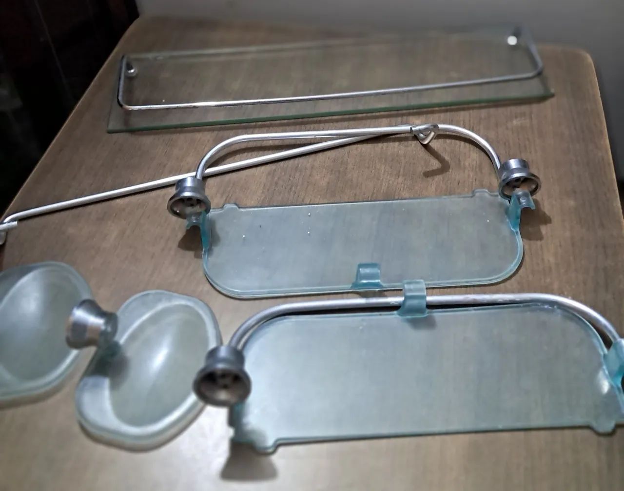 Lustres, kit para banheiro  e tomadas,excelente pra sua reforma, todos os itens por  250  
