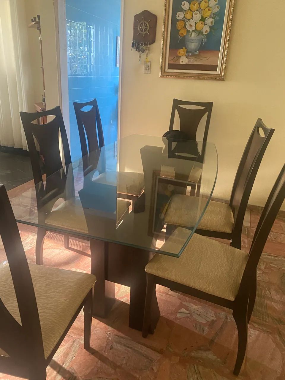 Mesa de madeira com tampa de vidro 