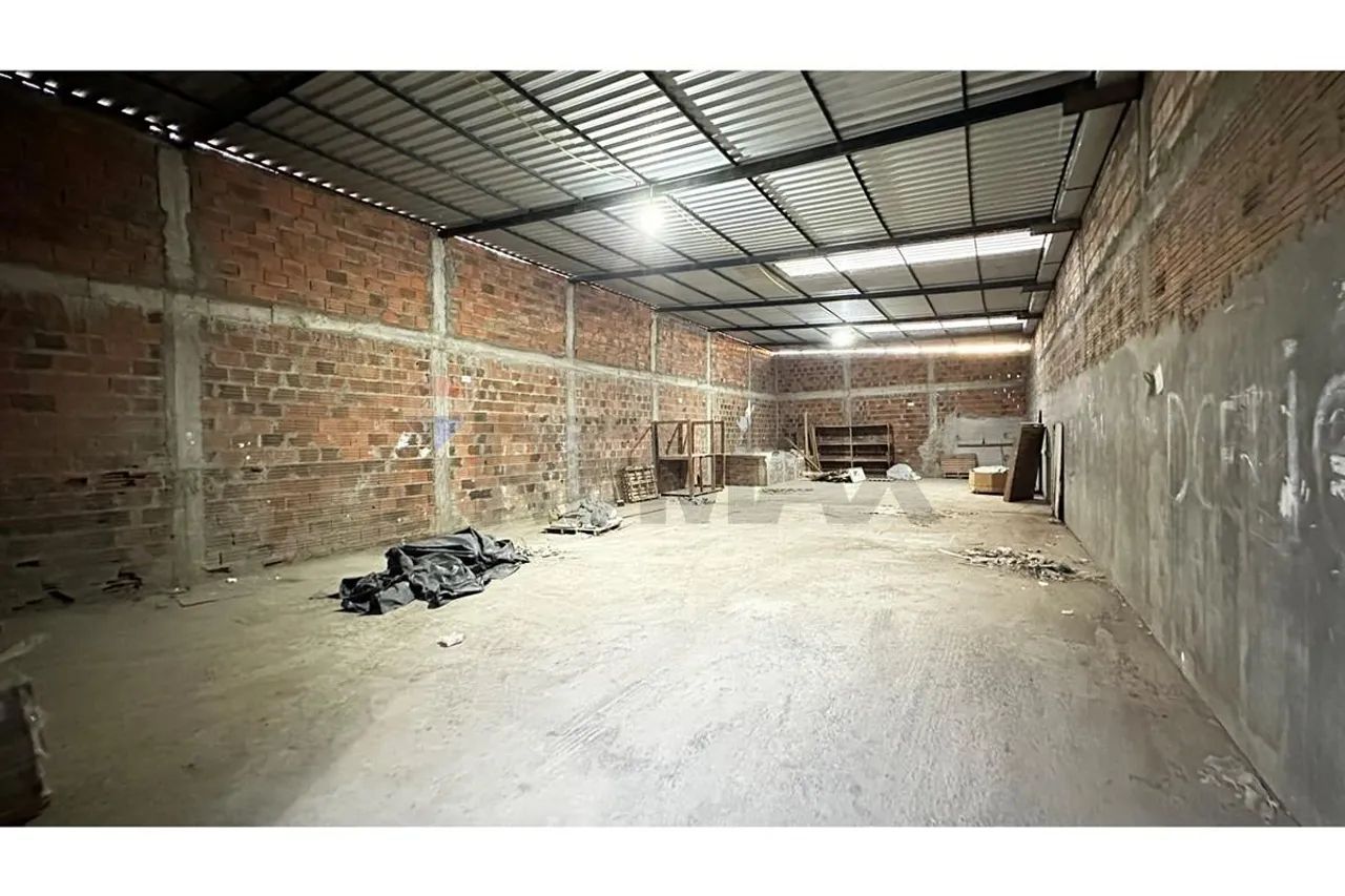 ALUGO: Galpão medindo 300 m² - Foto 2