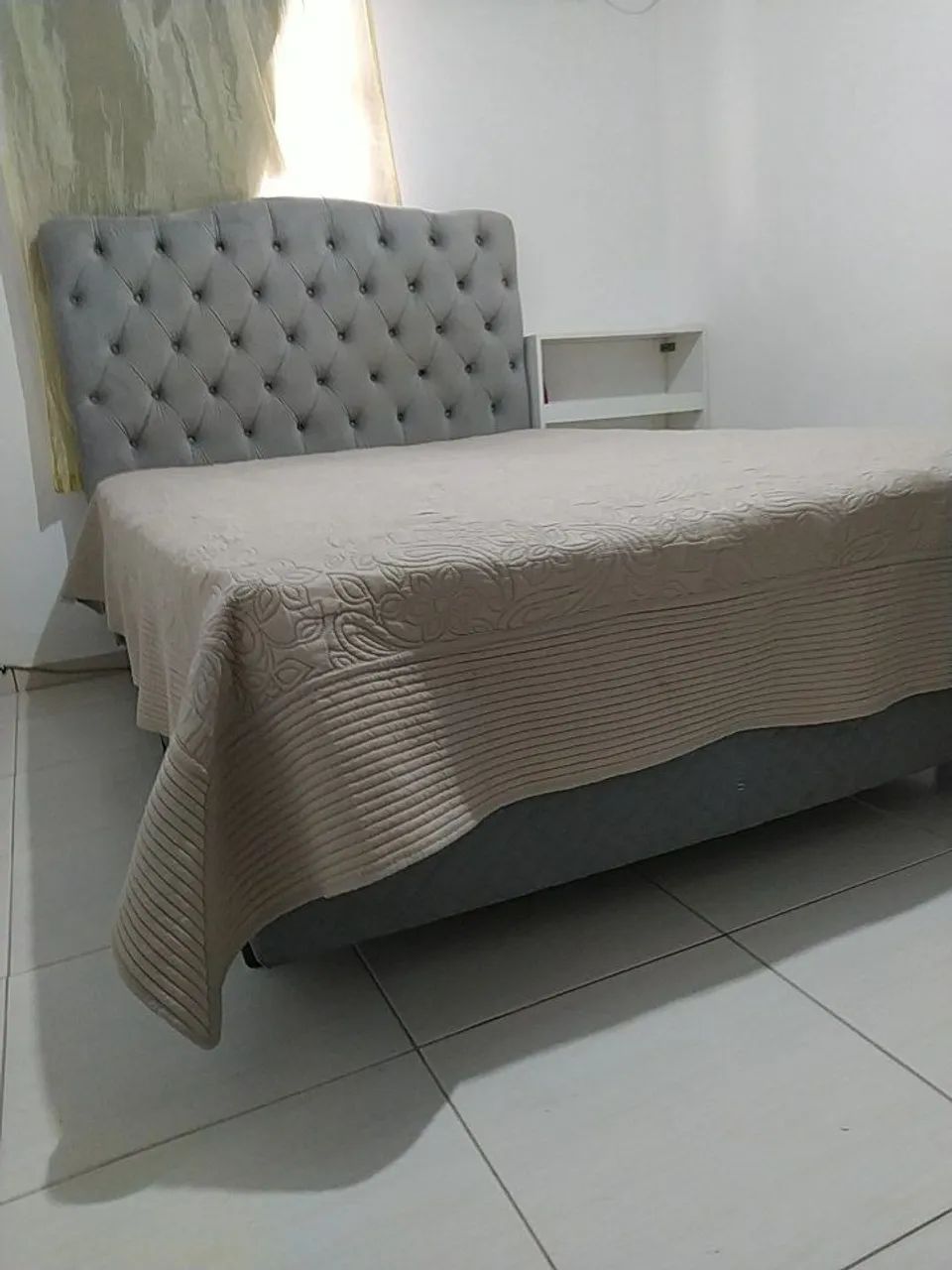 Cab. capitonê em suede + box + colchão 