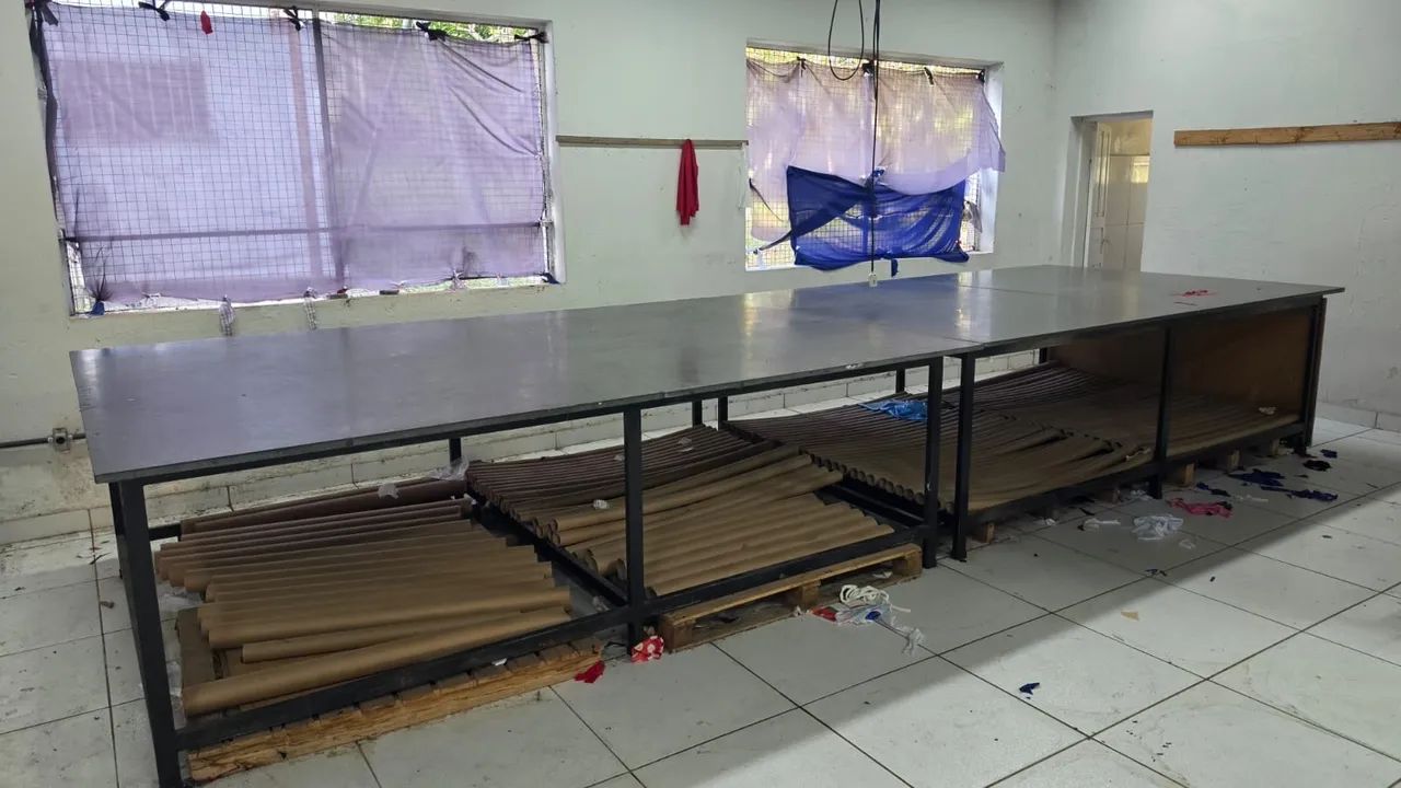 Vende-se 2 Prateleiras de ferro e 1 mesa  - Foto 3