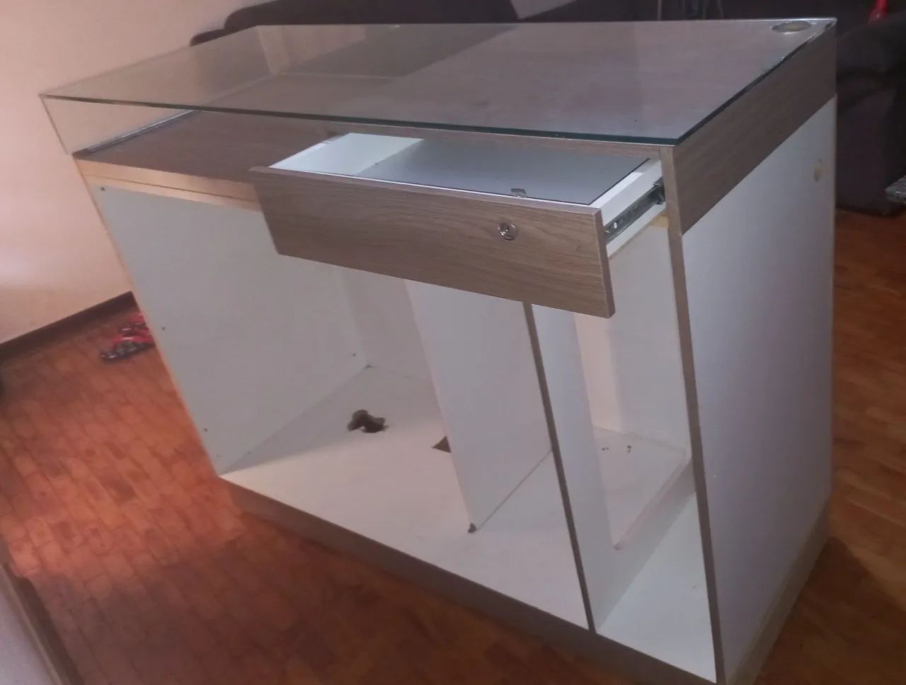 Bancada para caixa multiuso.