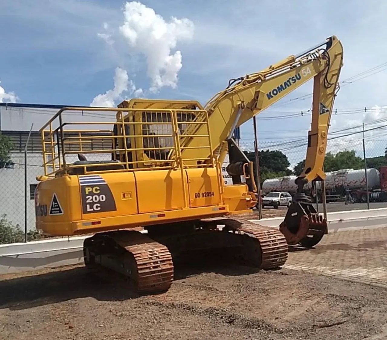Escavadeira Komatsu PC200 LC ano 2017 com Garra Florestal, em SP