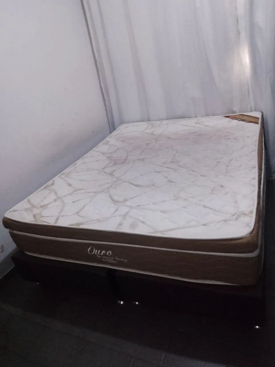 Cama Queen com box e colchão 