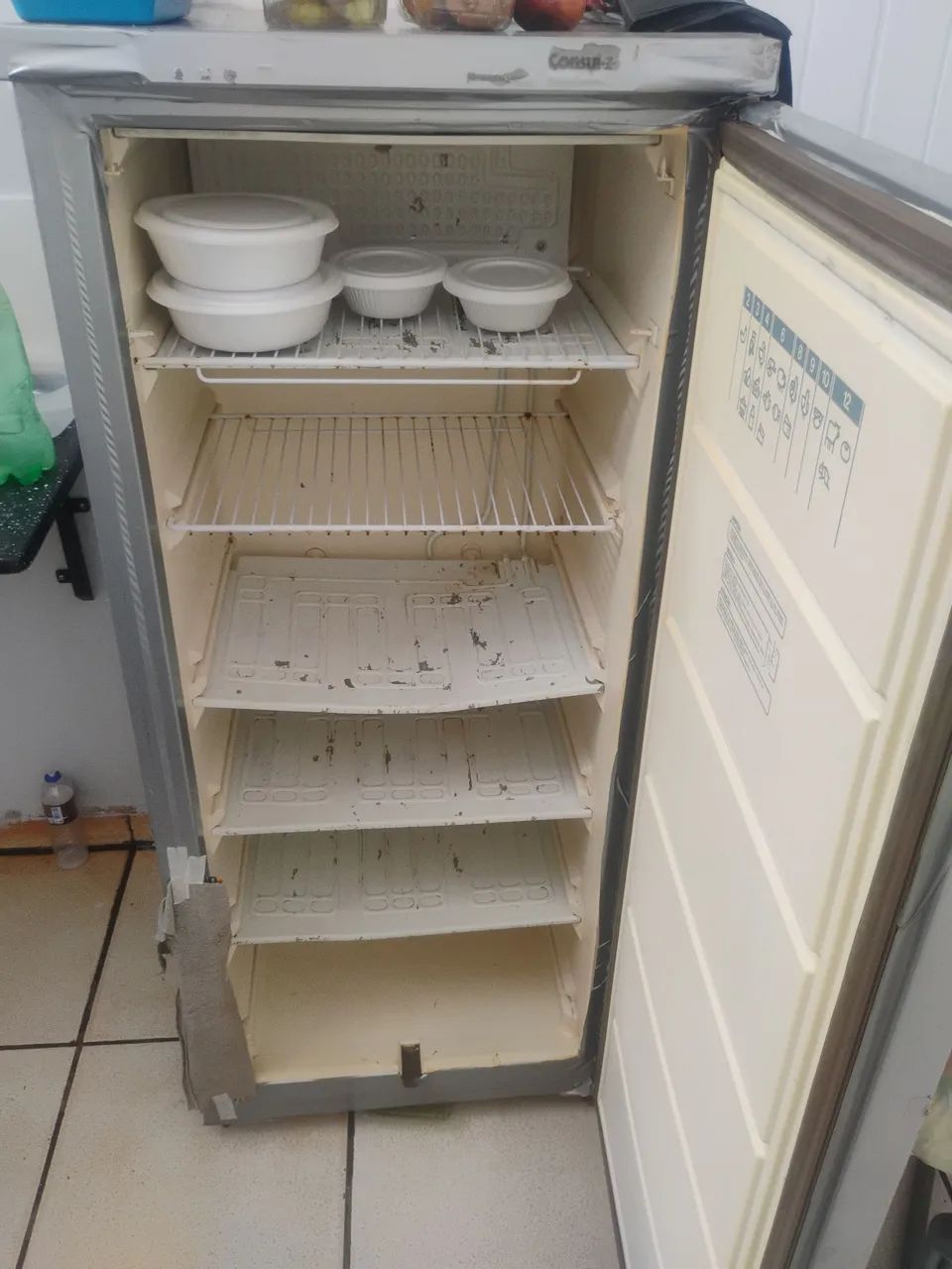 Freezer vertical 220 watts , ( trocar borracha e pé ) - Foto 2