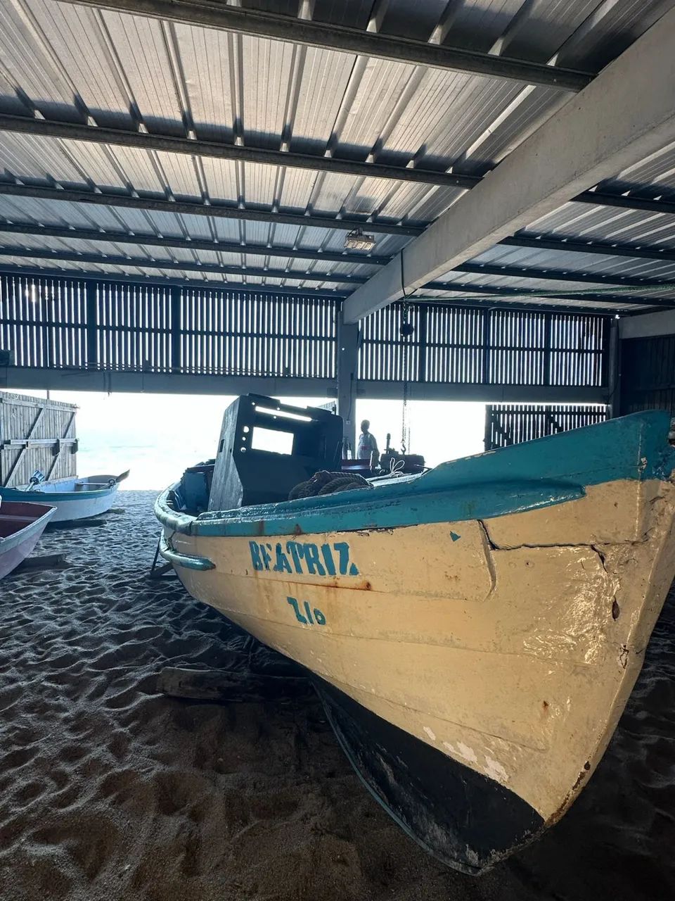 Casco de lancha baleira pra reformar e motor 13 hp 