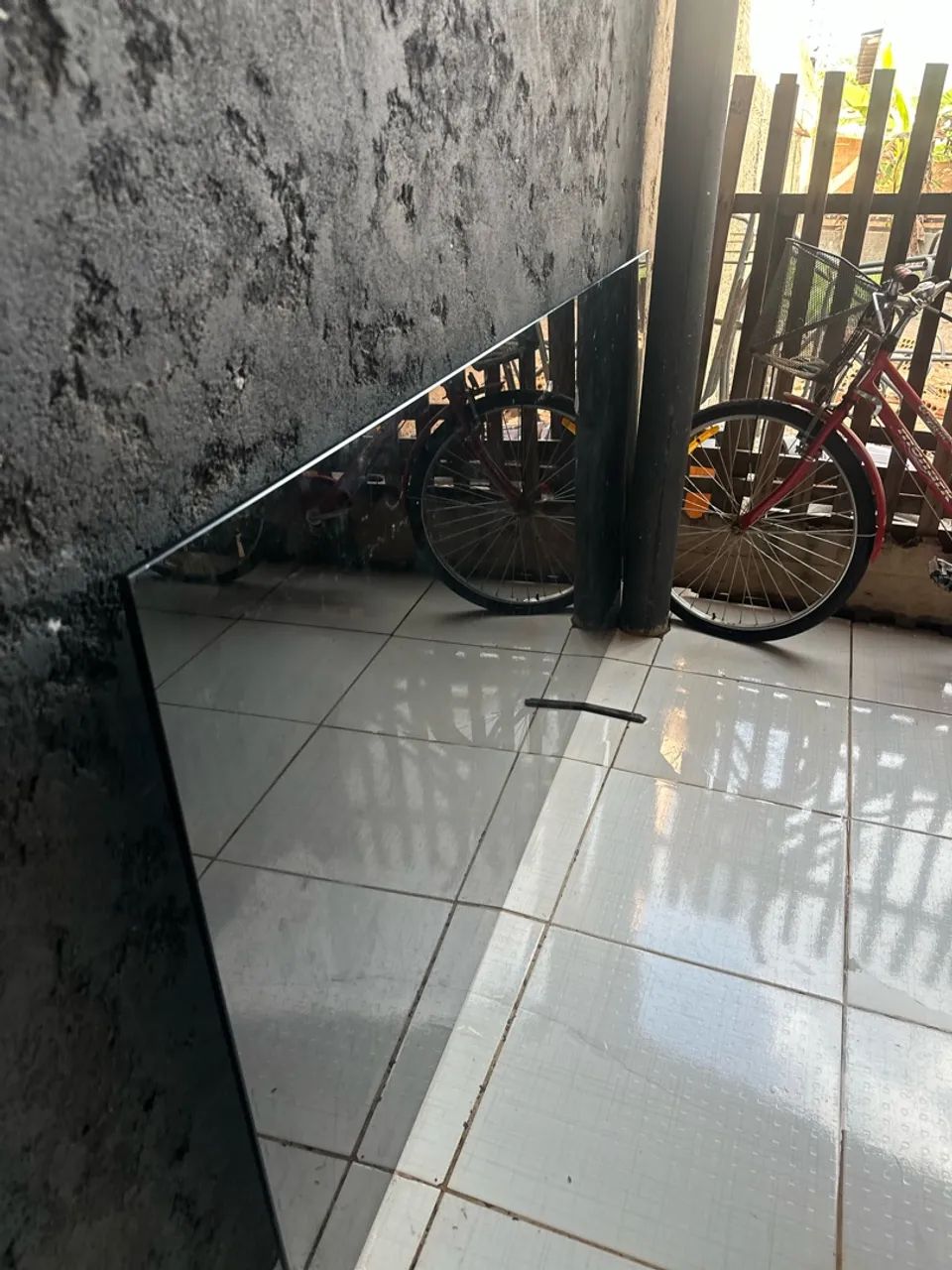 Mesa com tampo de vidro preto fumê