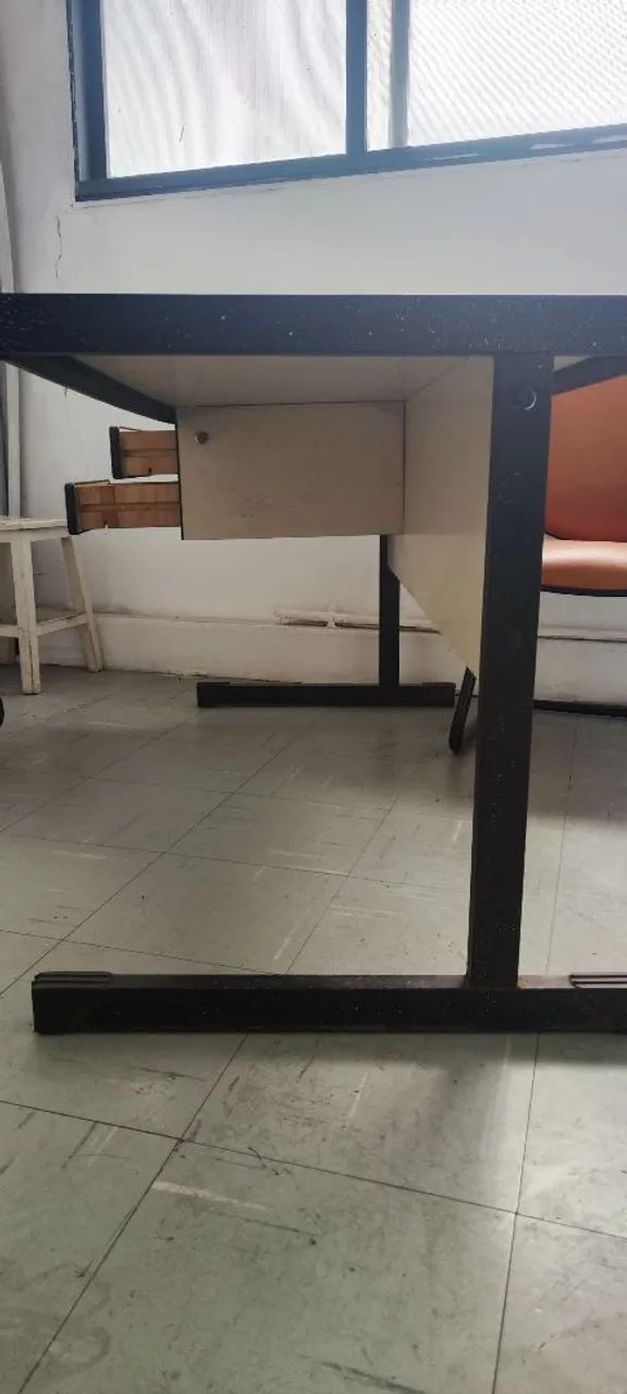 Mesa com duas gavetas base de ferro - Foto 3