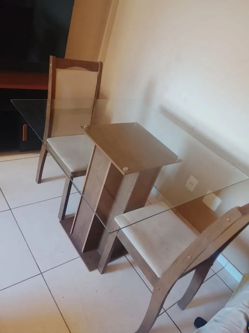 Mesa de vidro com duas cadeiras 