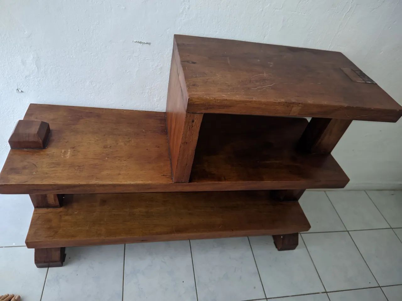 Rack de madeira maciça bem reforçado 