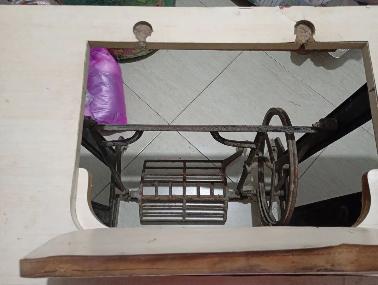 Gabinete com pé de ferro
