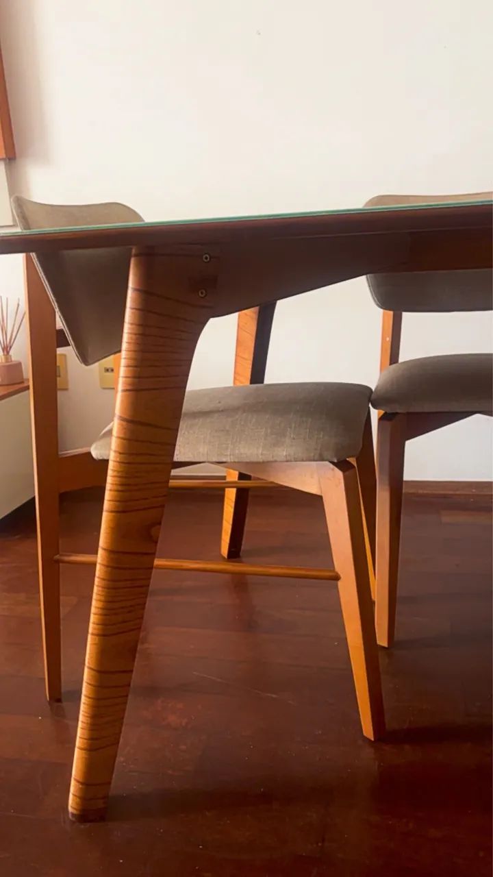 Conjunto de mesa de jantar de madeira maciça com 6 cadeiras! Super bem conservada! - Foto 2